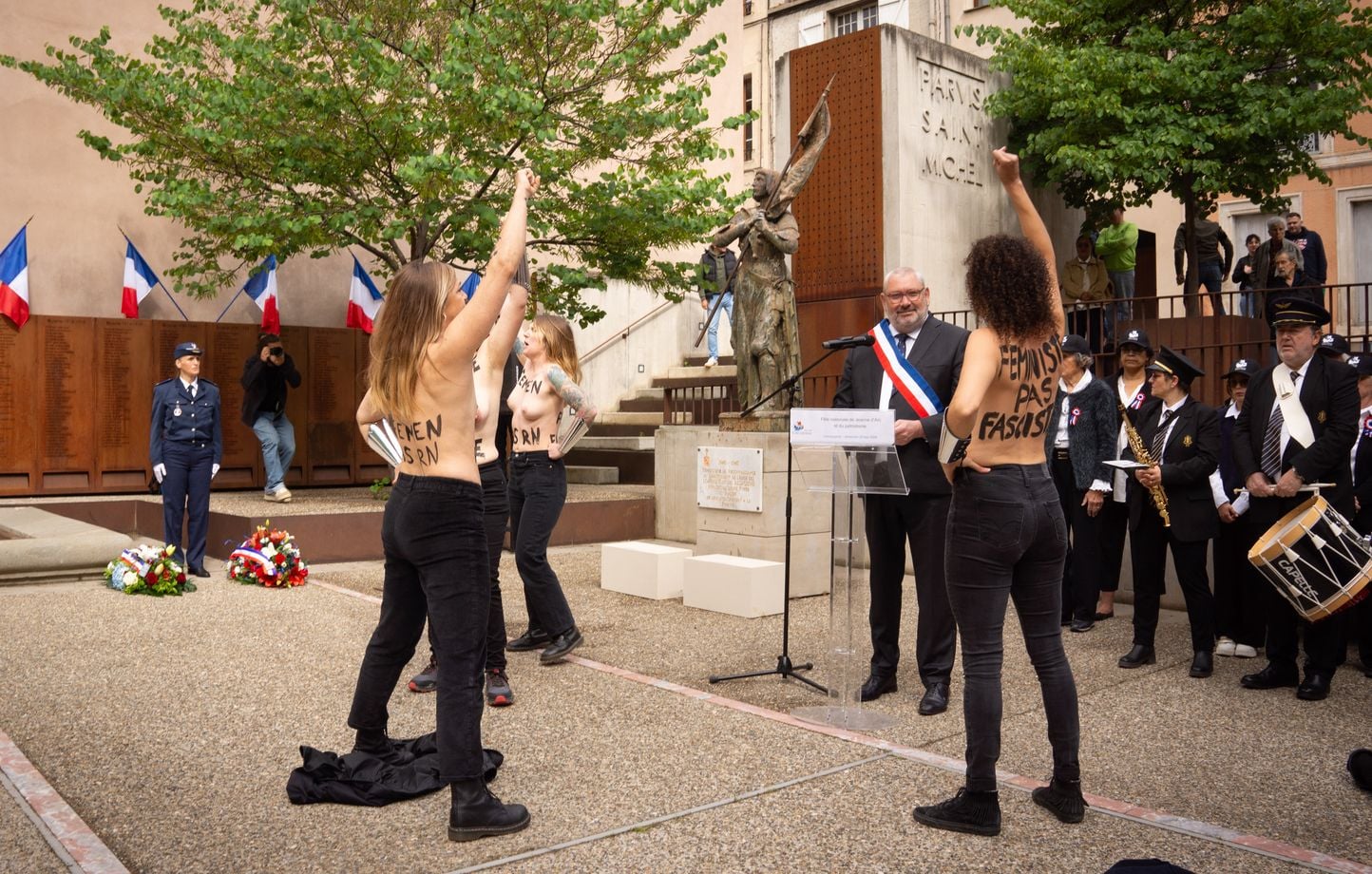 En topless, “Femen” irrumpe en una celebración organizada por el ayuntamiento de RN En topless, “Femen” irrumpe en una celebración organizada por el ayuntamiento de RN